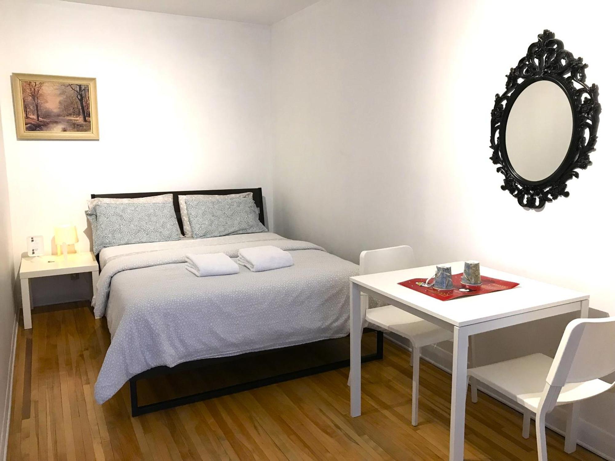 Big Private Room Midmontreal Next To Station Metro - Parking Free Εξωτερικό φωτογραφία